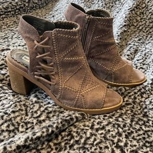 High heeled shoes, size 8